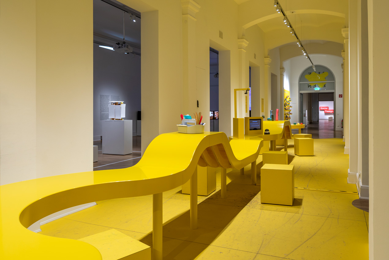 Table for working with clay at the exhibition 'ALLES KNETEN – Metamorphose eines Materials' in Hamburg